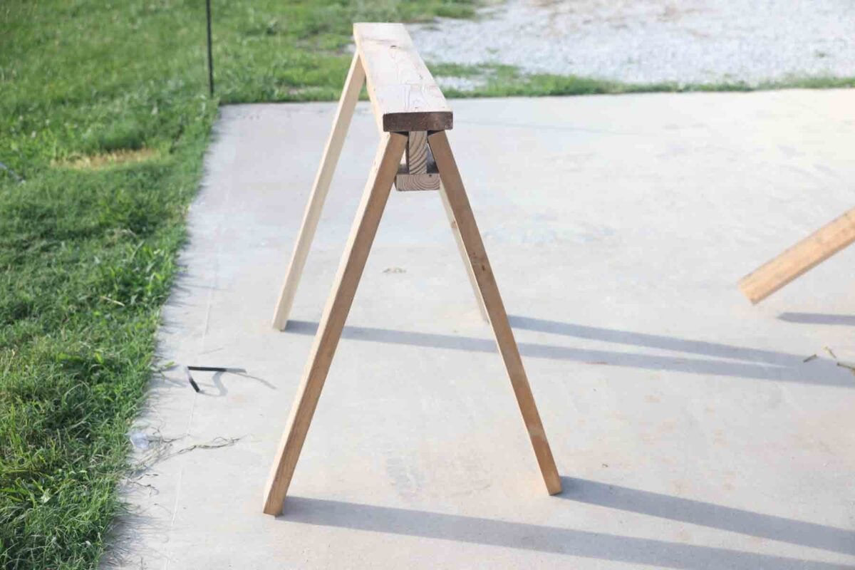 Completed sawhorse for drying onions and garlic